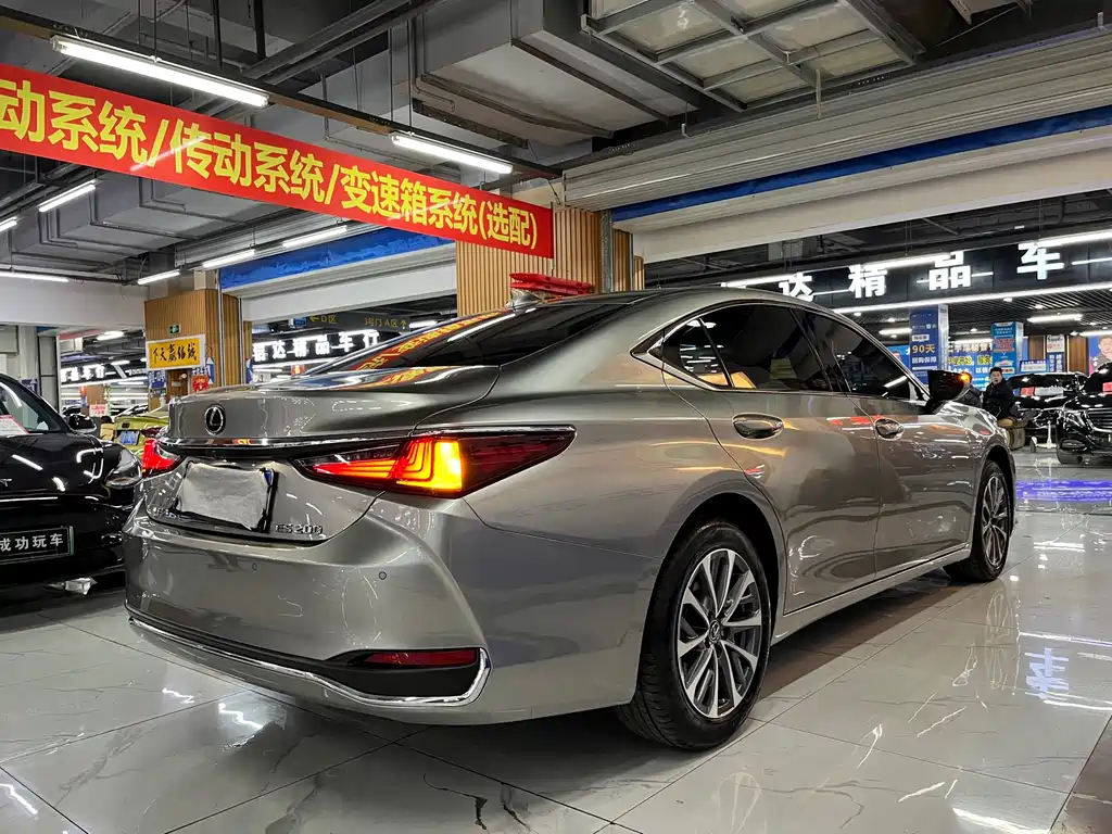 Lexus ES 2022