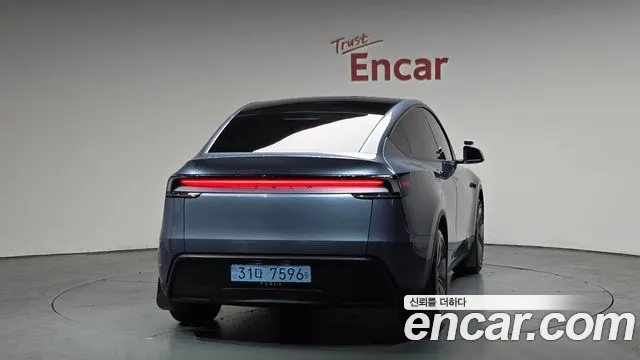 Tesla Model Y 2025