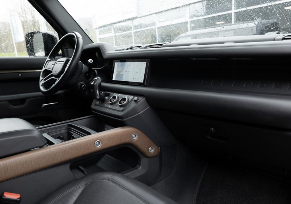 Land Rover Defender 2021