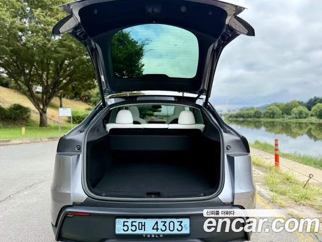Tesla Model Y 2025