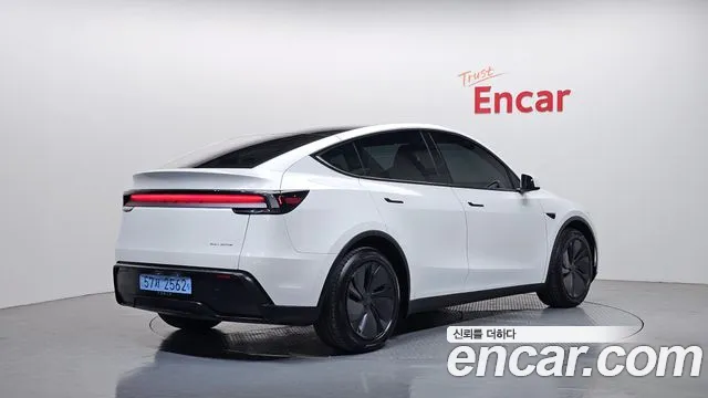 Tesla Model Y 2025