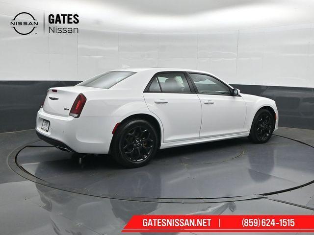 Chrysler 300 2022