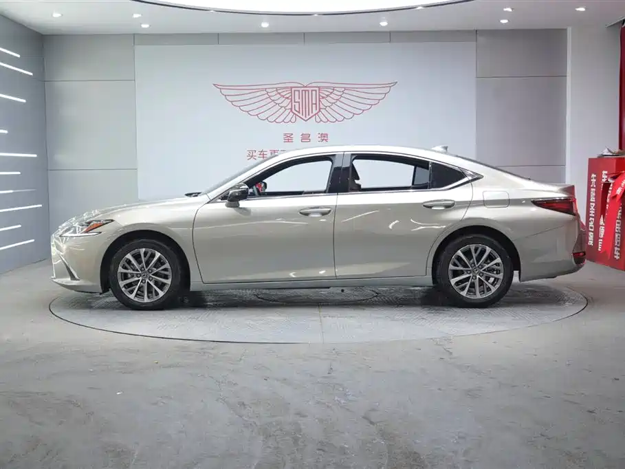 Lexus ES 2024