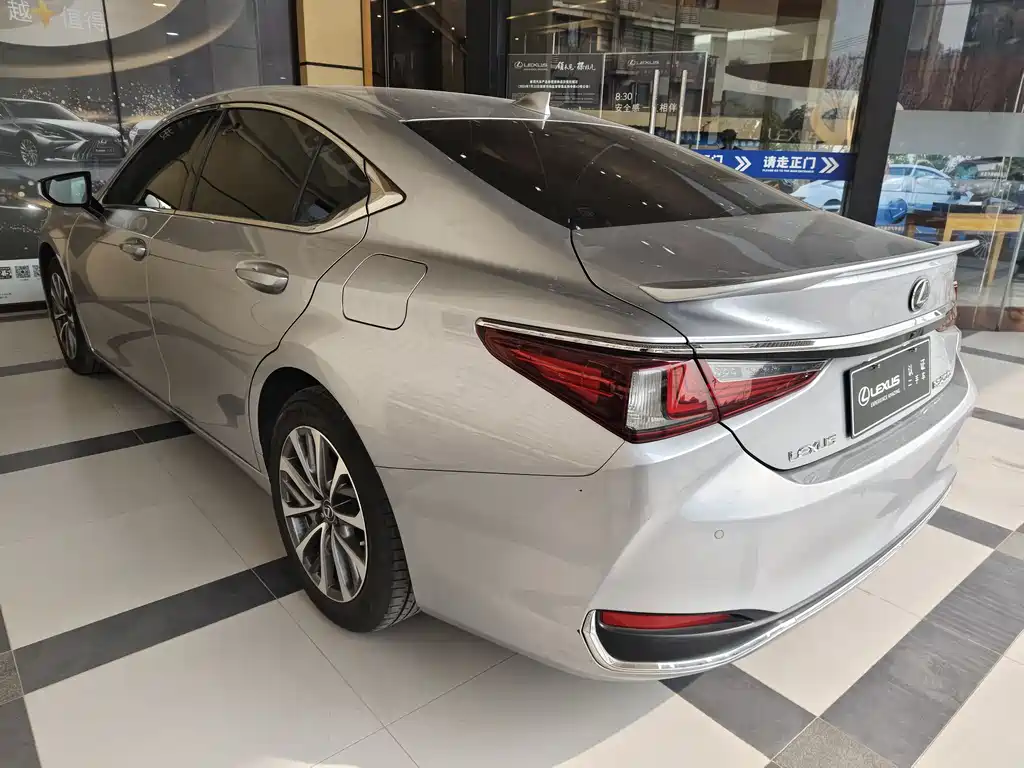 Lexus ES 2022