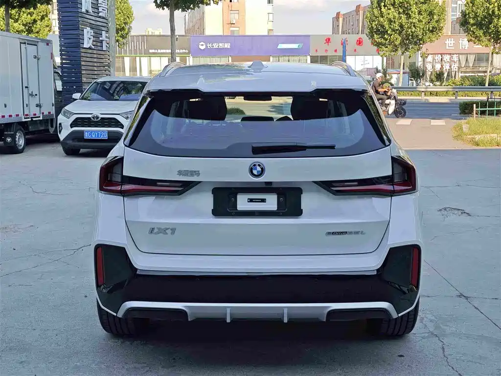 BMW iX1 2025