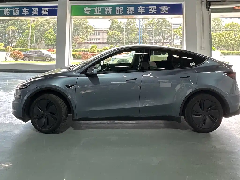 Tesla Model Y 2025