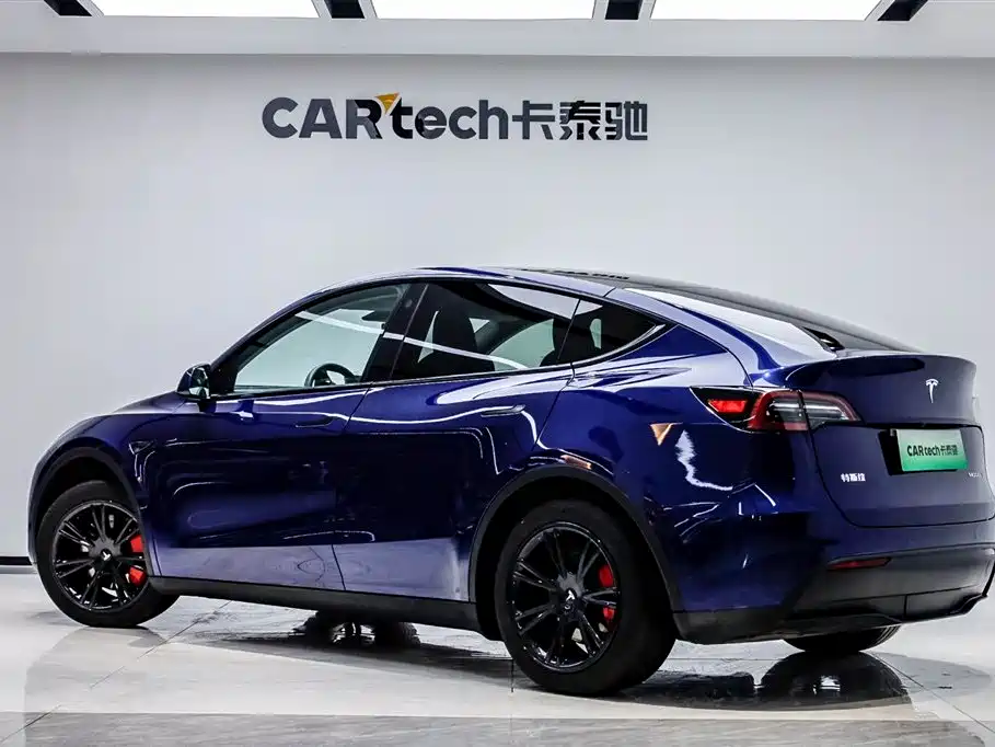 Tesla Model Y 2024