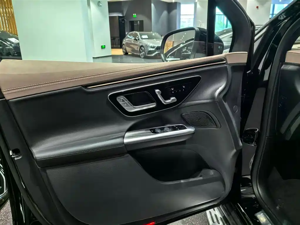 Mercedes-Benz EQE SUV 2025