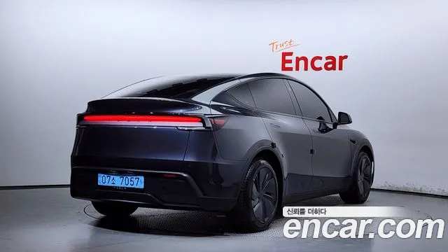Tesla Model Y 2025