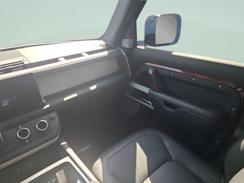 Land Rover Defender 2023