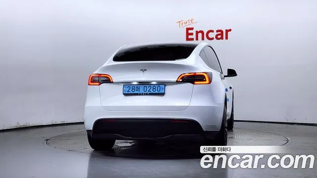 Tesla Model Y 2024