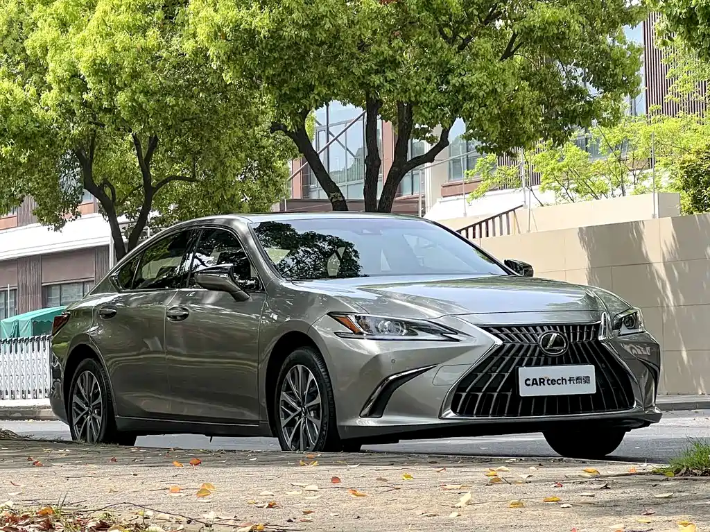 Lexus ES 2024