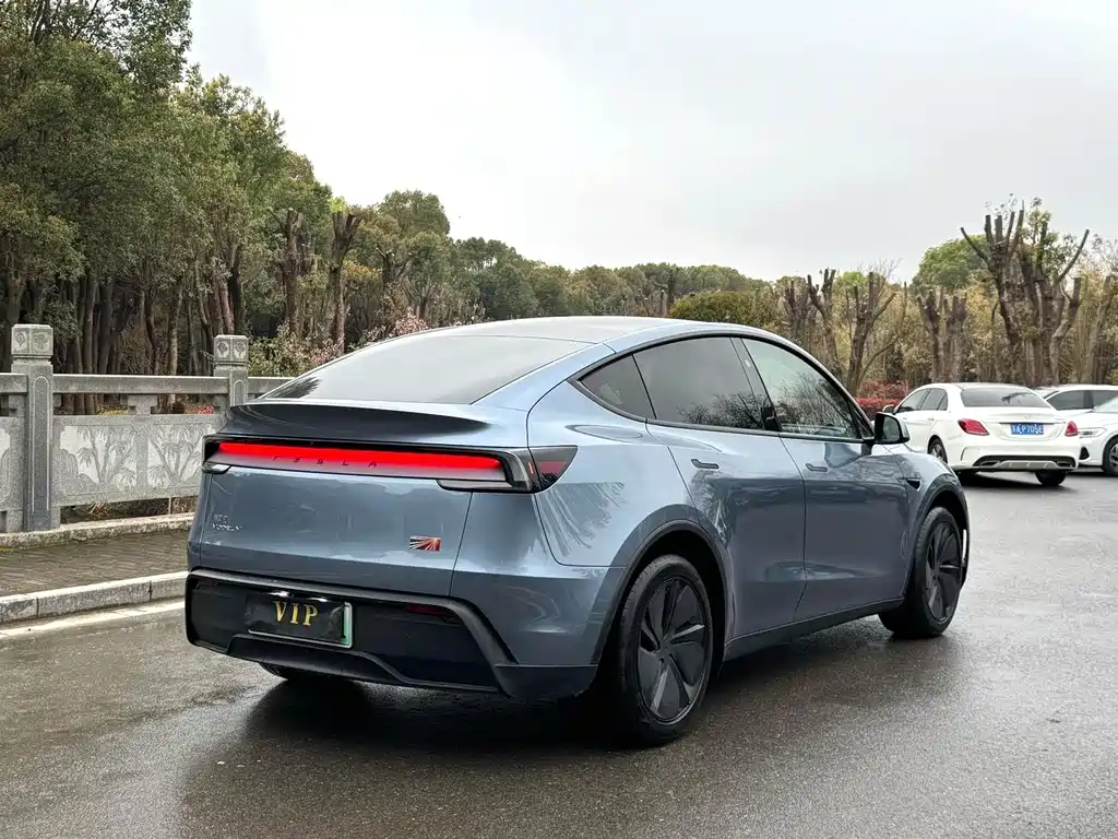 Tesla Model Y 2025