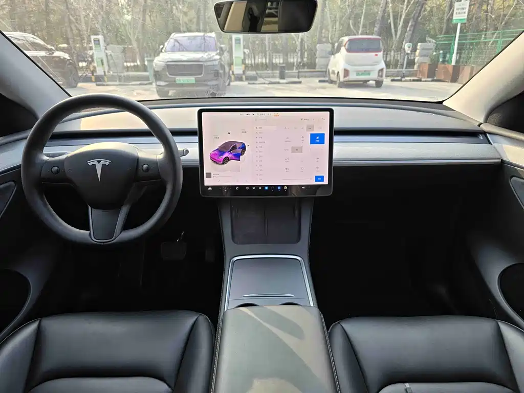 Tesla Model Y 2025
