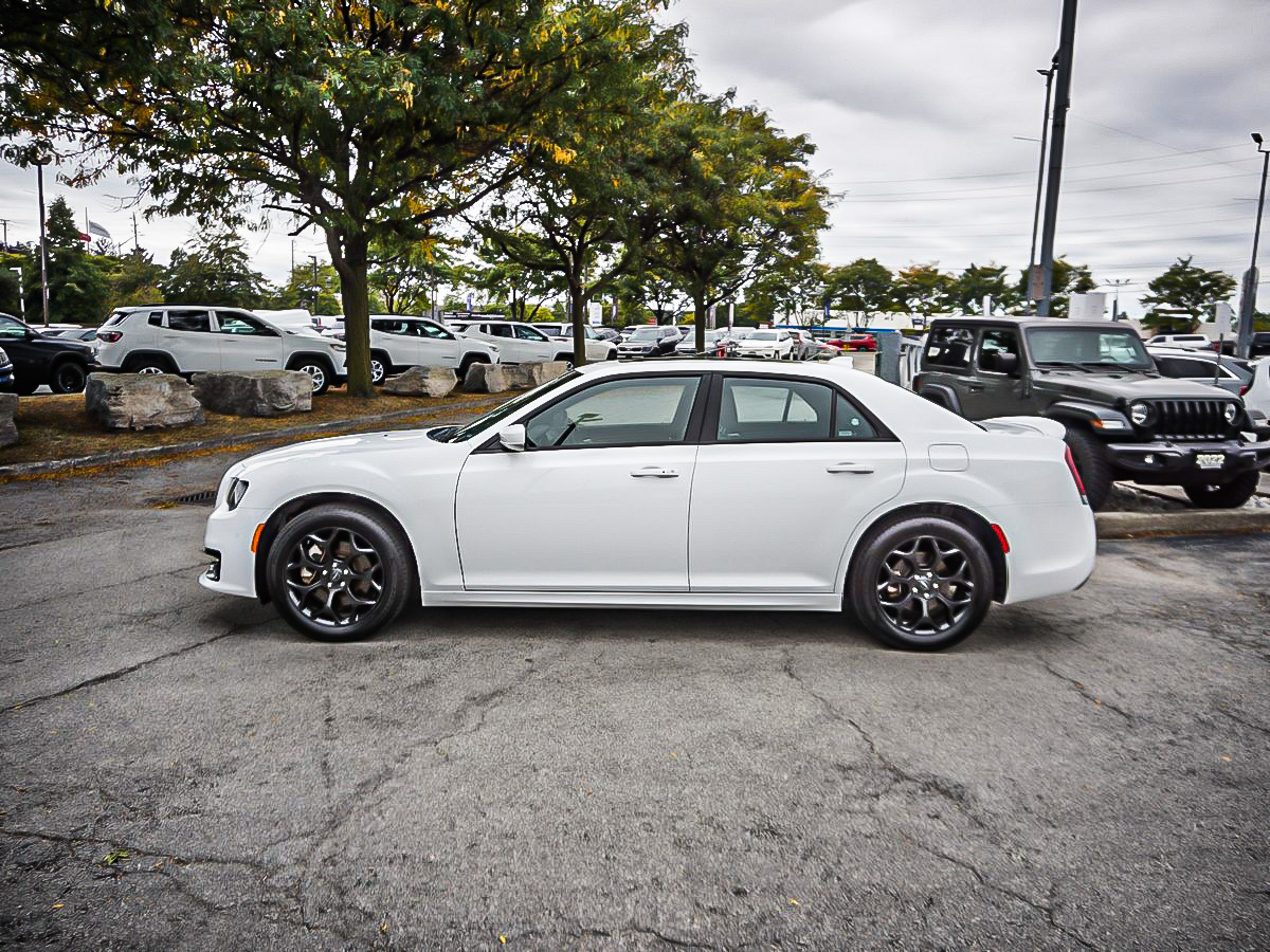 Chrysler 300 2023