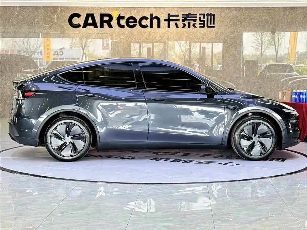 Tesla Model Y 2025