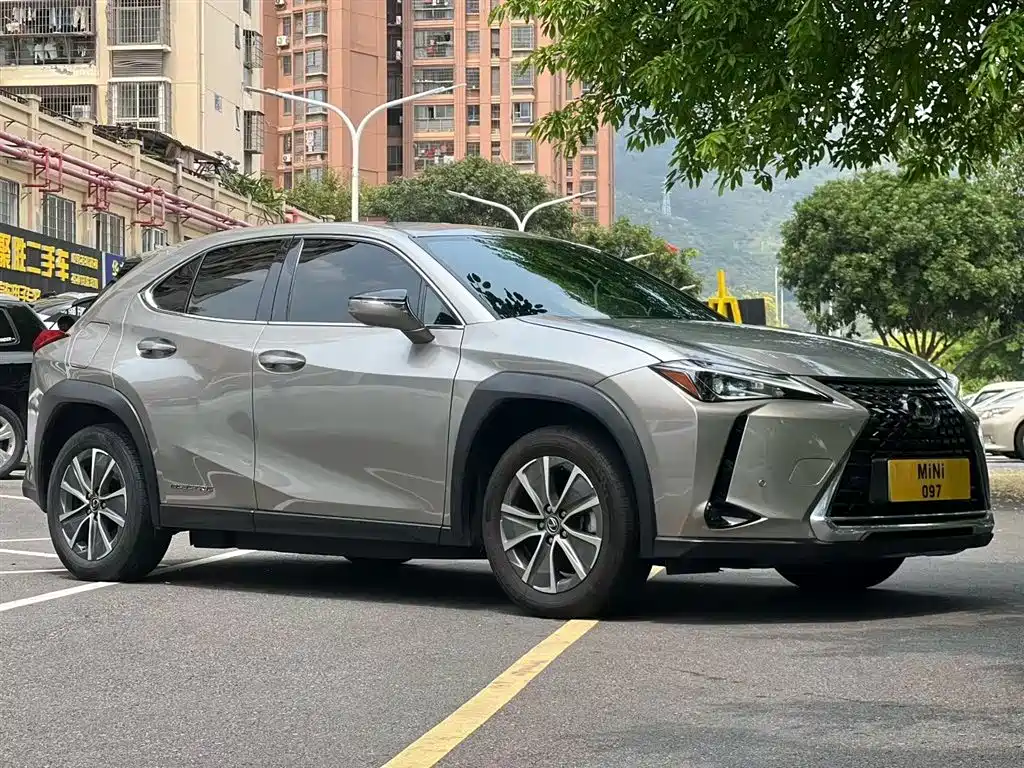 Lexus UX 2021