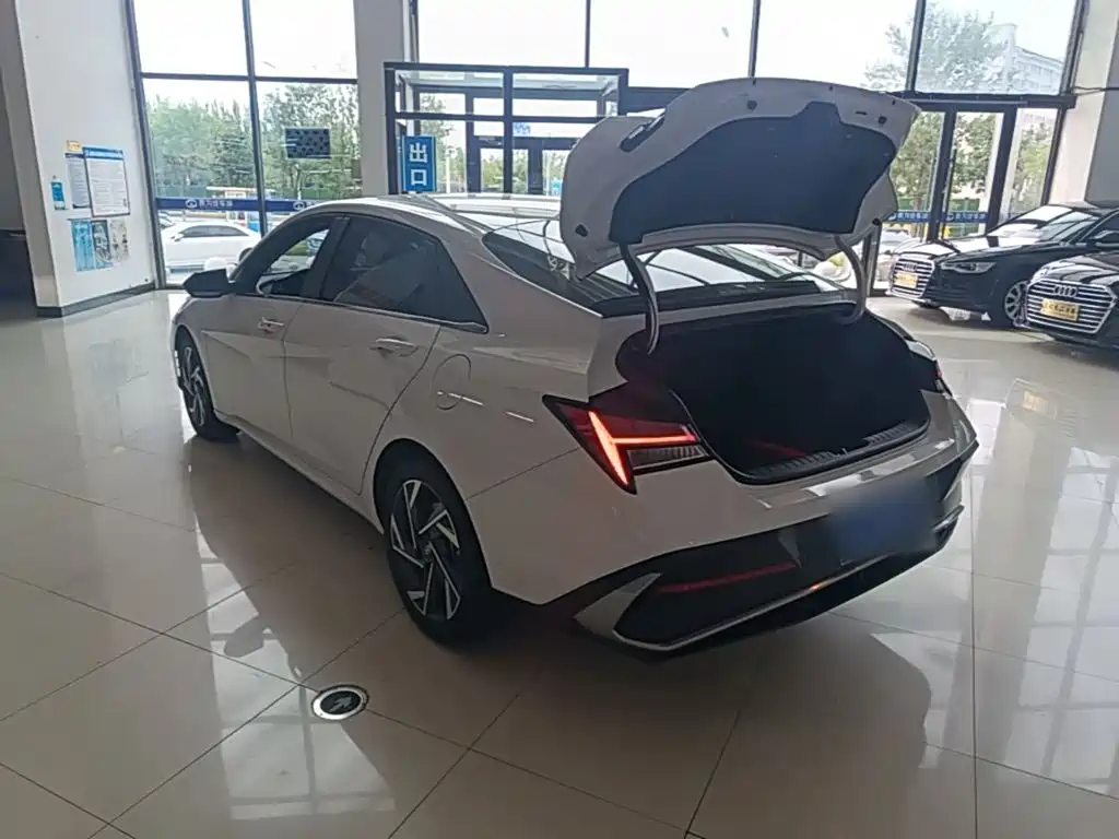 Hyundai Elantra 2025