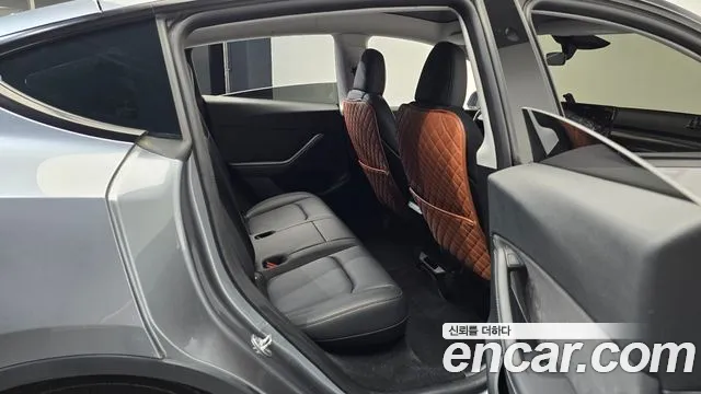 Tesla Model Y 2025