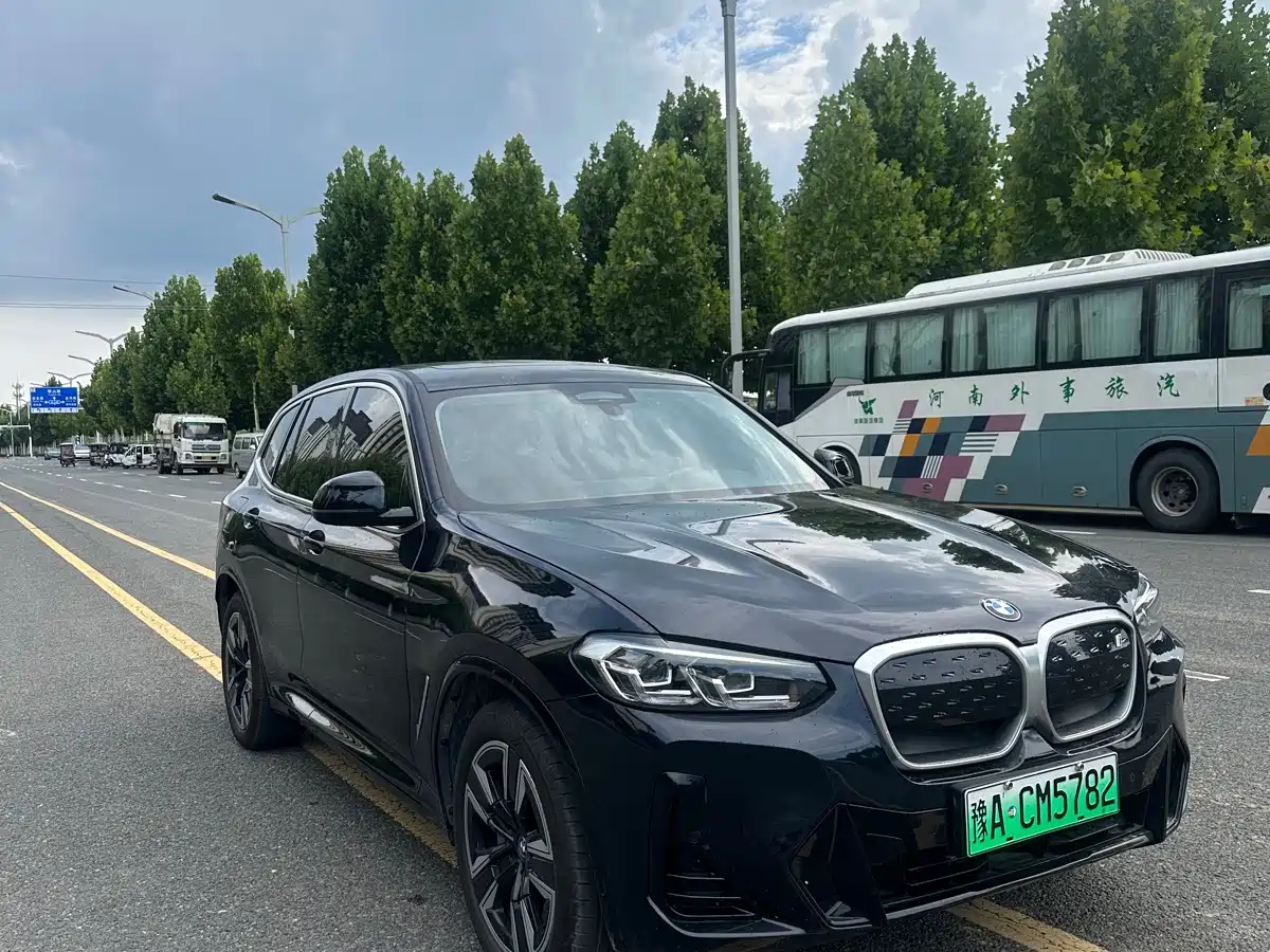 BMW iX3 2025