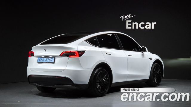 Tesla Model Y 2024
