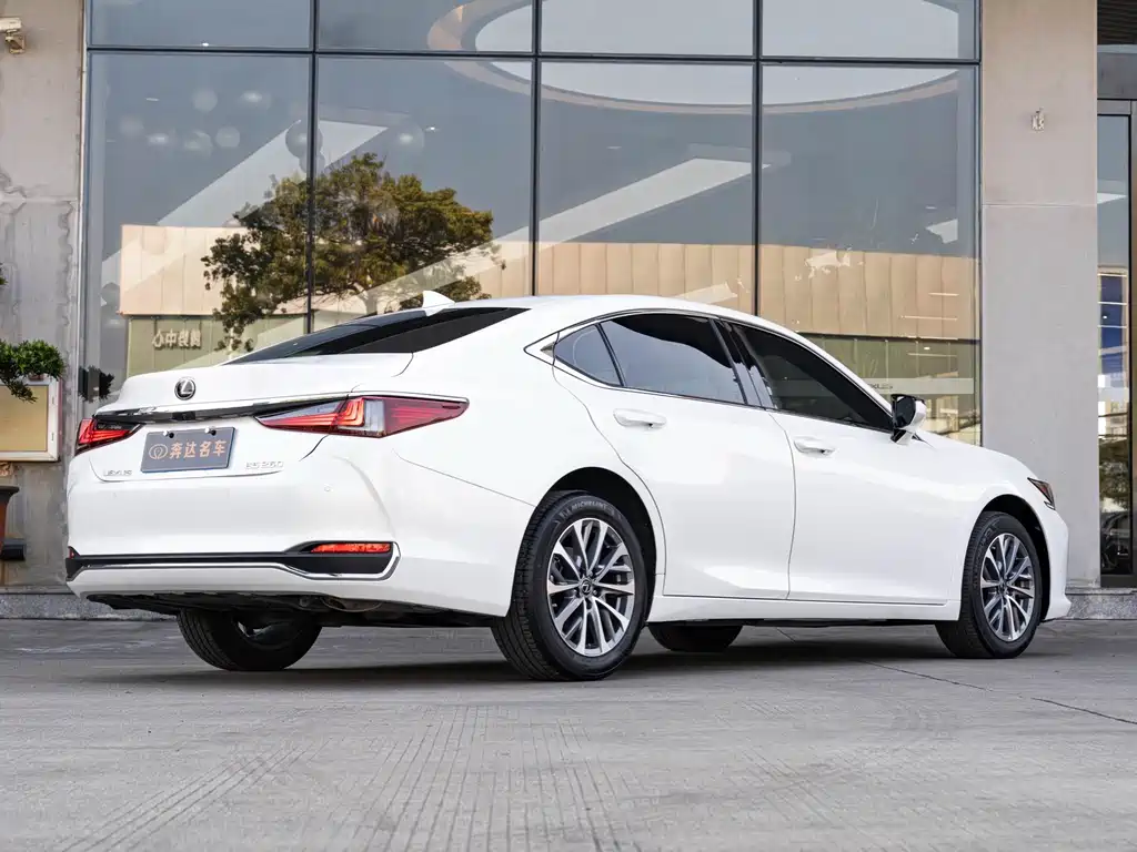 Lexus ES 2024