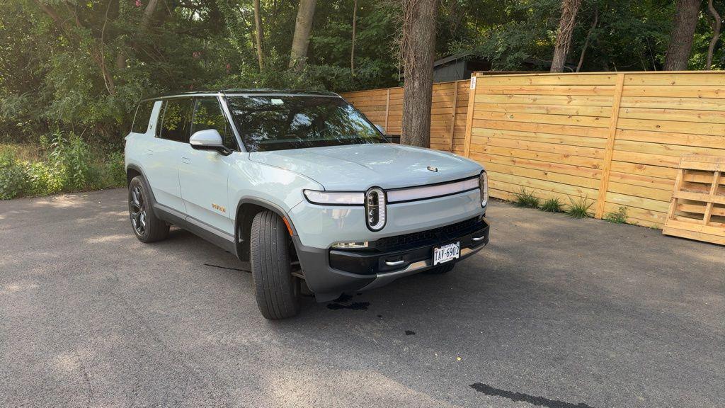 Rivian R1S 2023