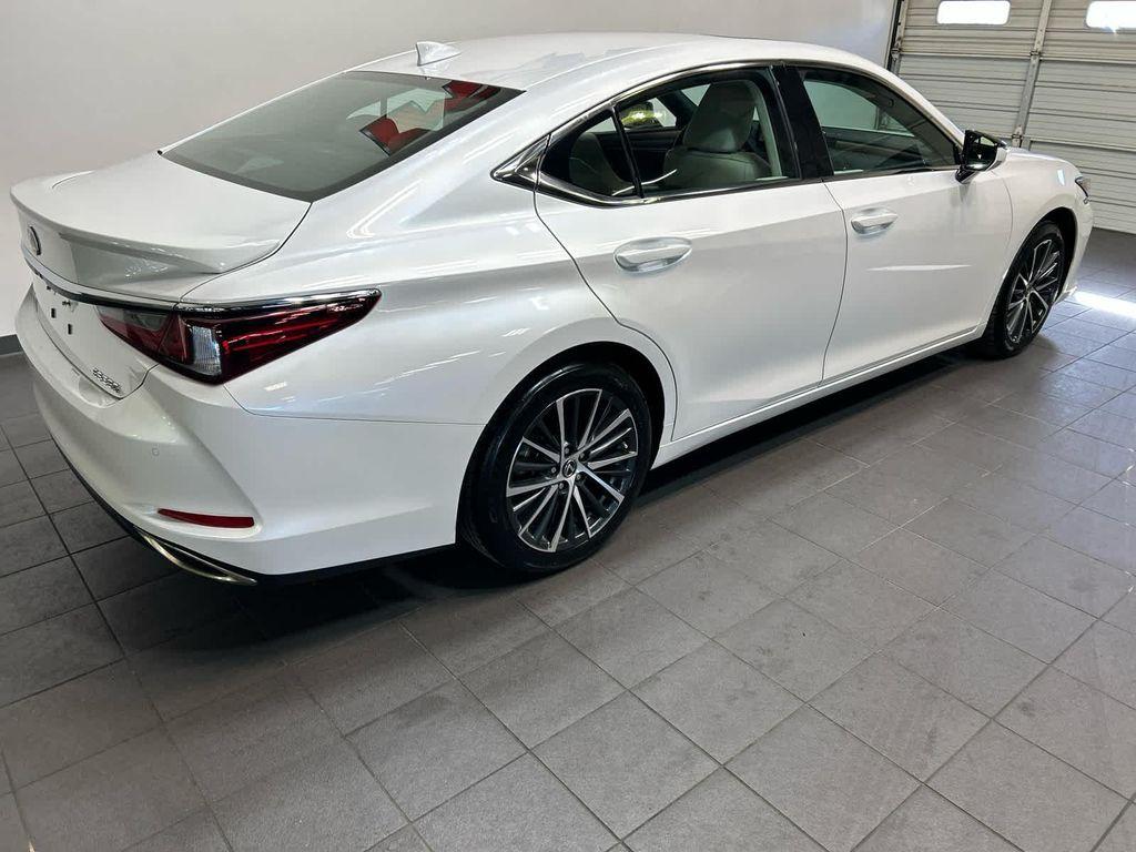 Lexus ES 2025
