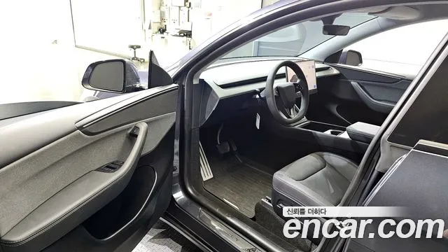 Tesla Model Y 2025