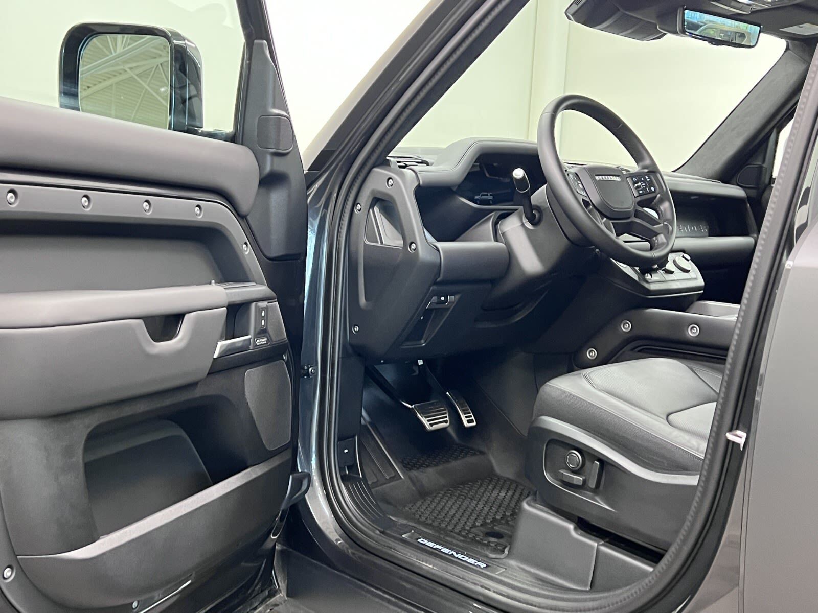 Land Rover Defender 2025