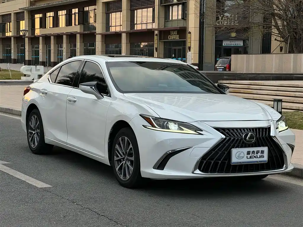 Lexus ES 2022