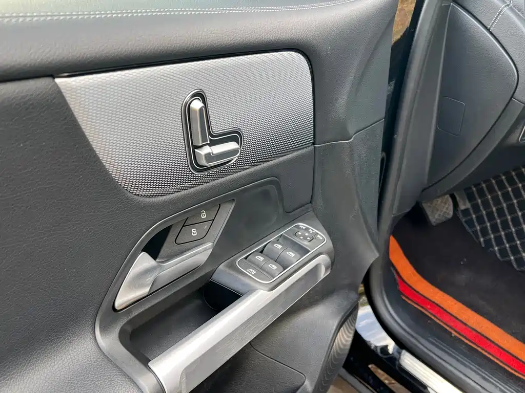 Mercedes-Benz GLB 2023