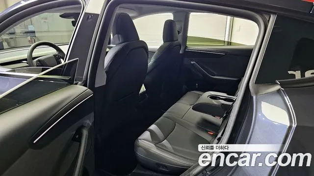 Tesla Model Y 2025