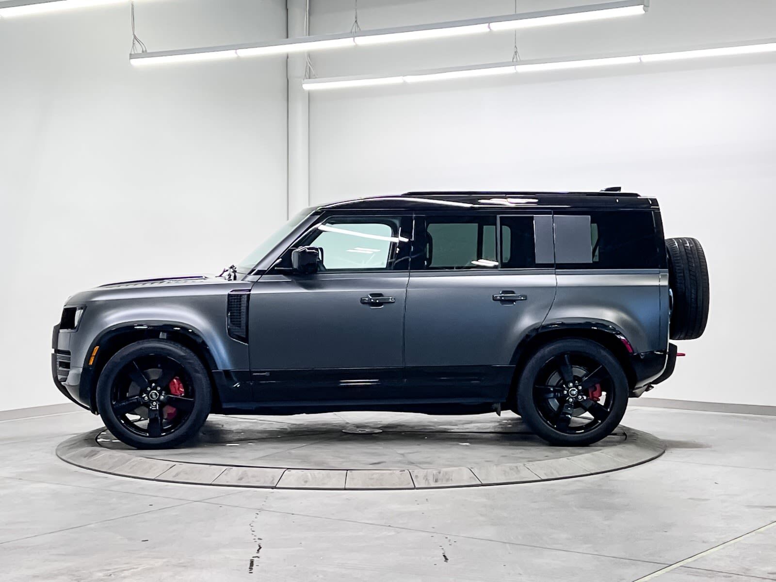 Land Rover Defender 2025