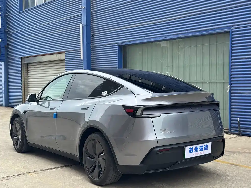 Tesla Model Y 2025