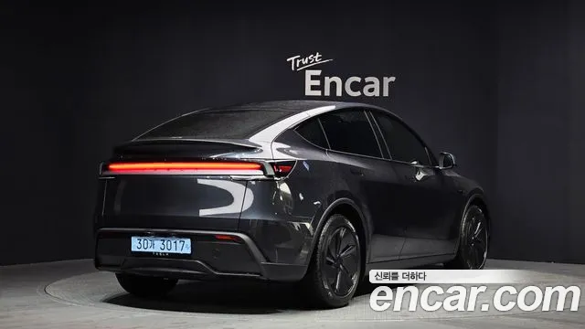 Tesla Model Y 2025