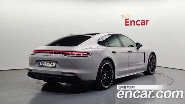 Porsche Panamera 2021
