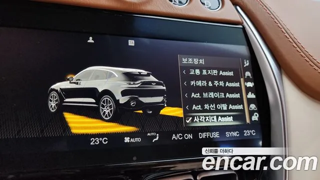 Aston Martin DBX 2021