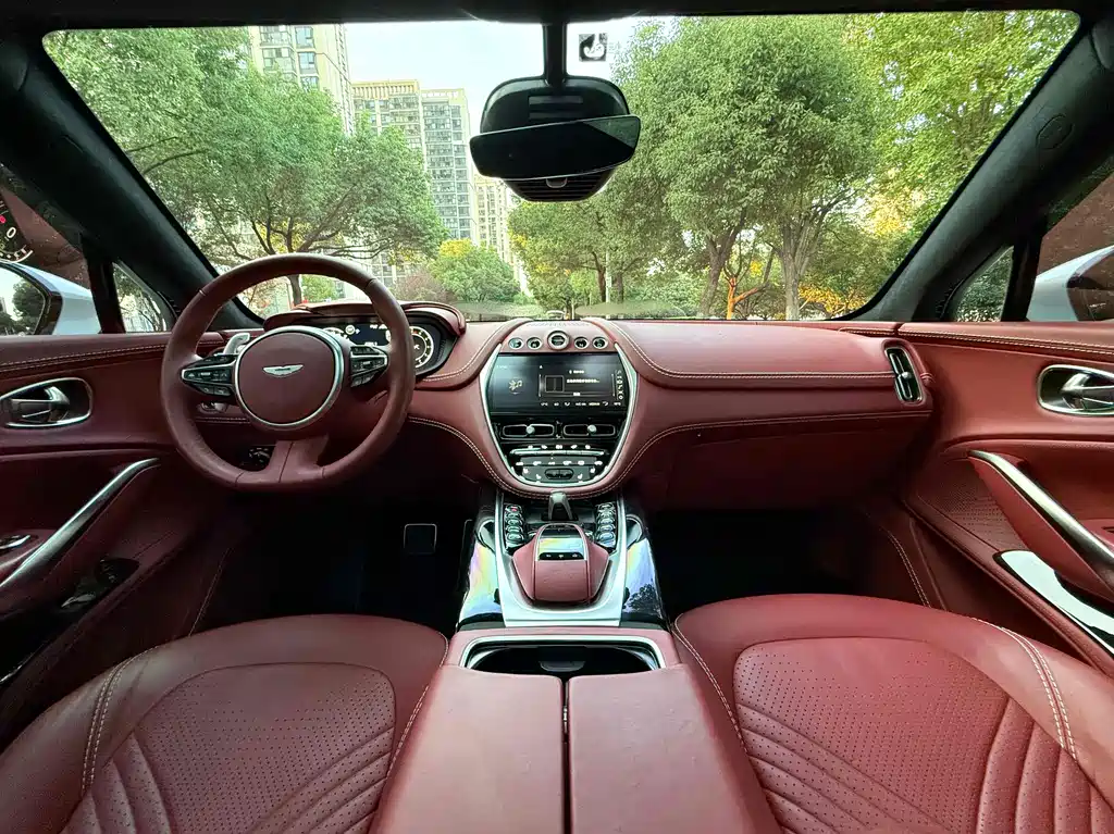 Aston Martin DBX 2022