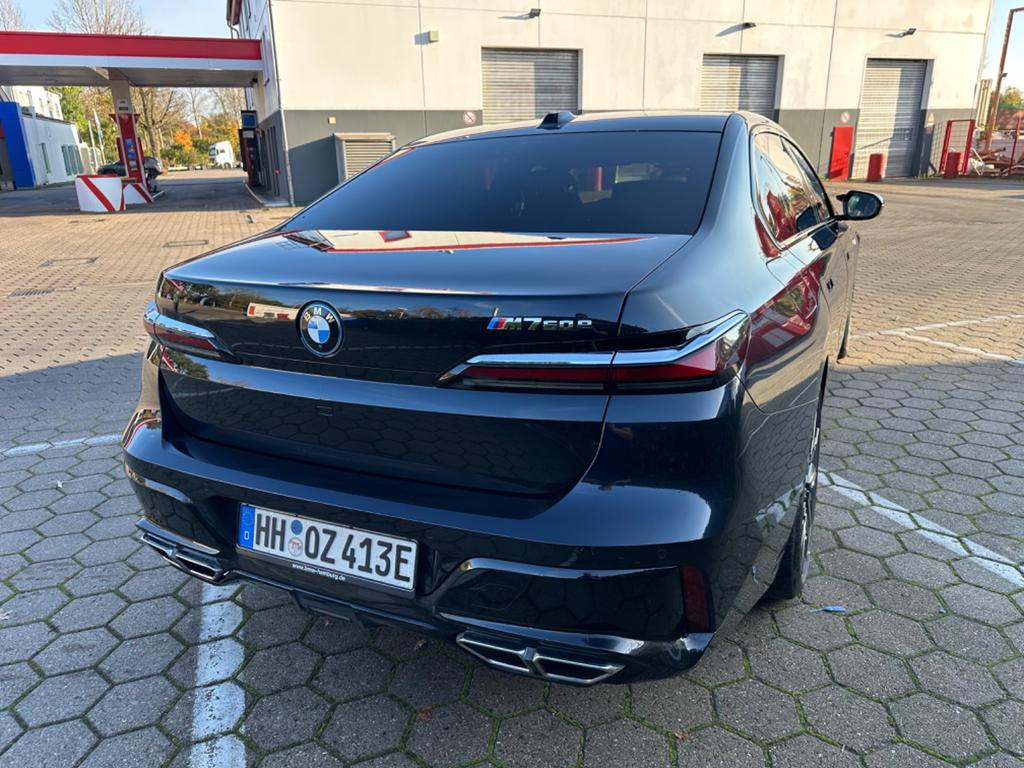 BMW M760 2023
