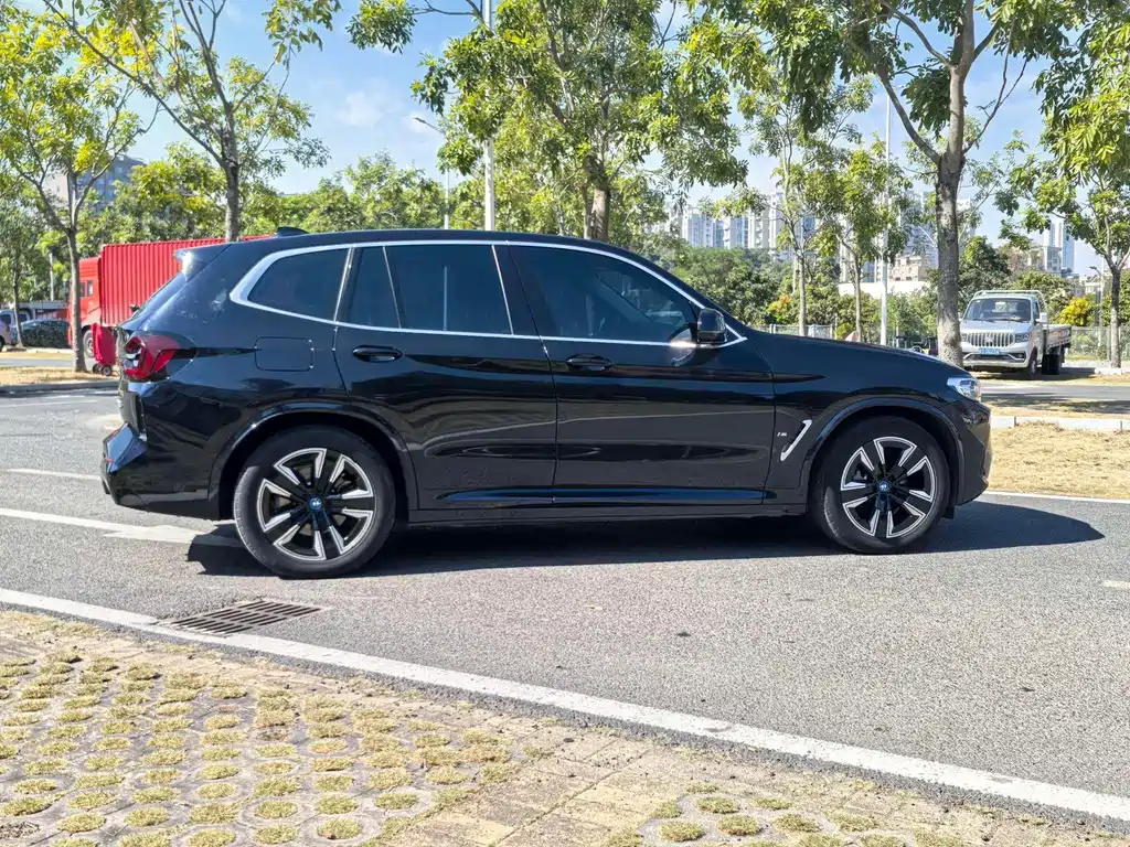 BMW iX3 2024
