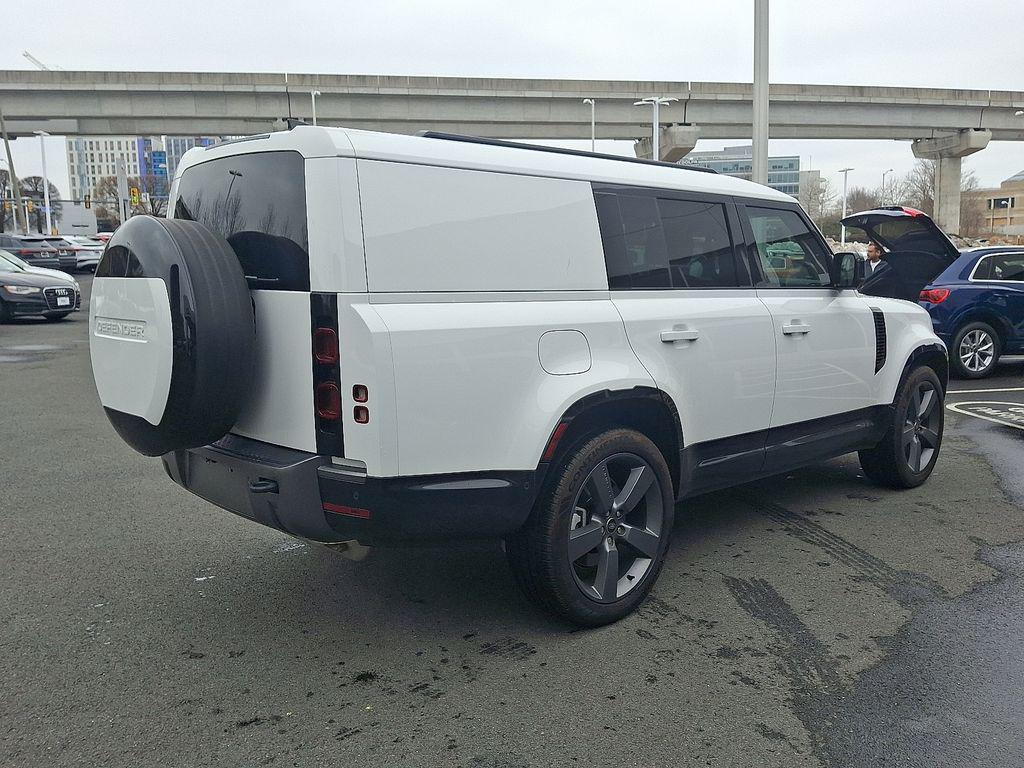 Land Rover Defender 2024