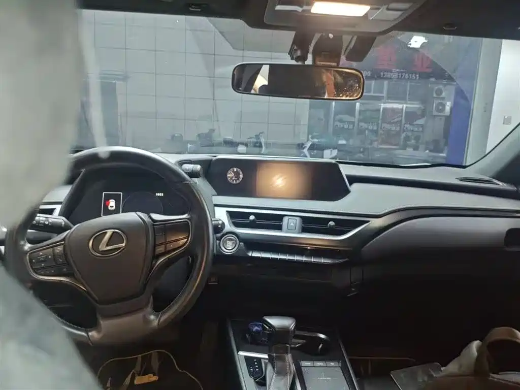 Lexus UX 2022