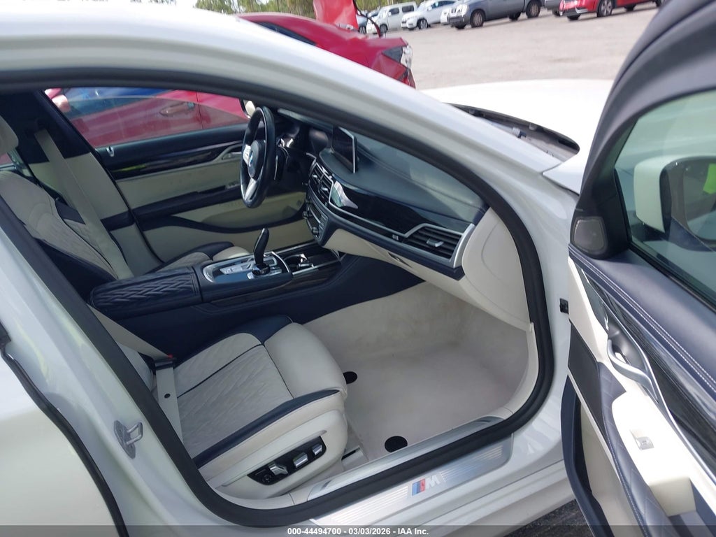 BMW 750 2022