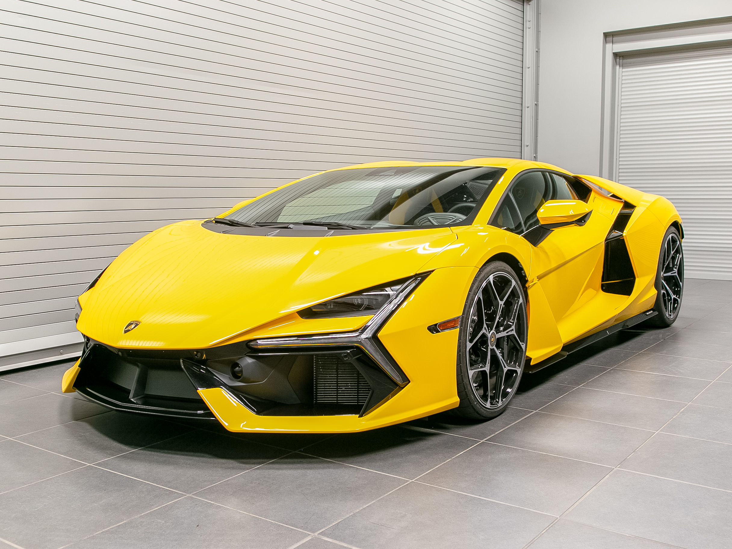 Lamborghini Revuelto 2024