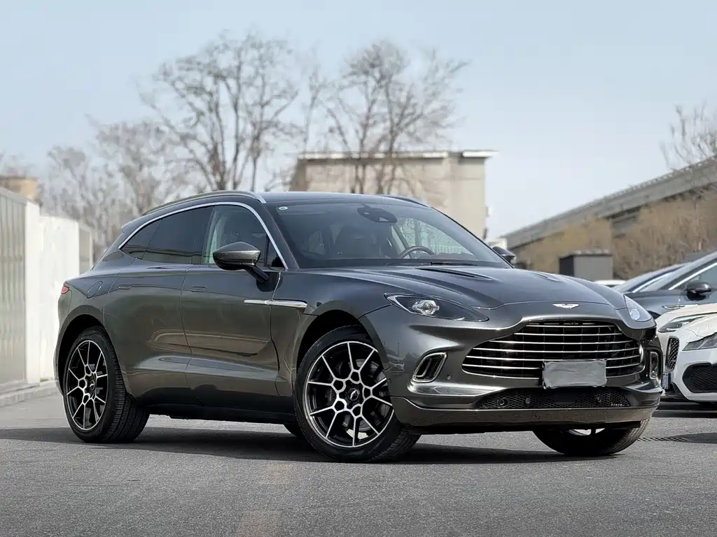 Aston Martin DBX 2021