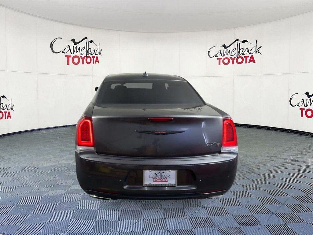 Chrysler 300 2021