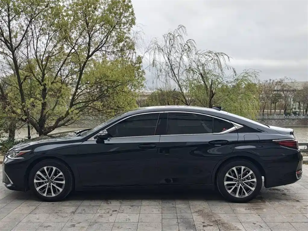 Lexus ES 2023
