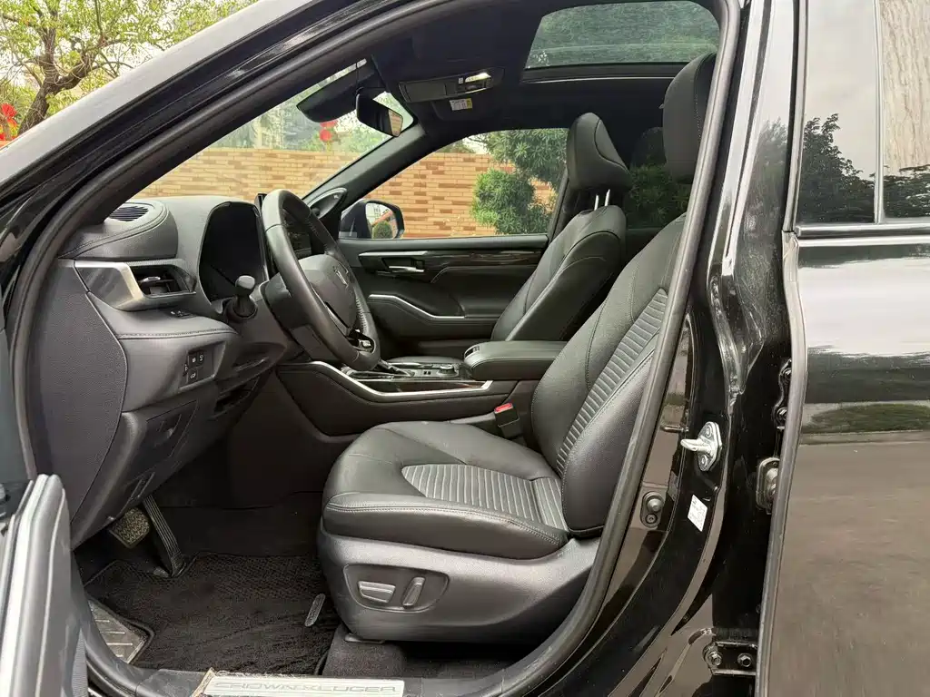 Toyota Crown Kluger 2023