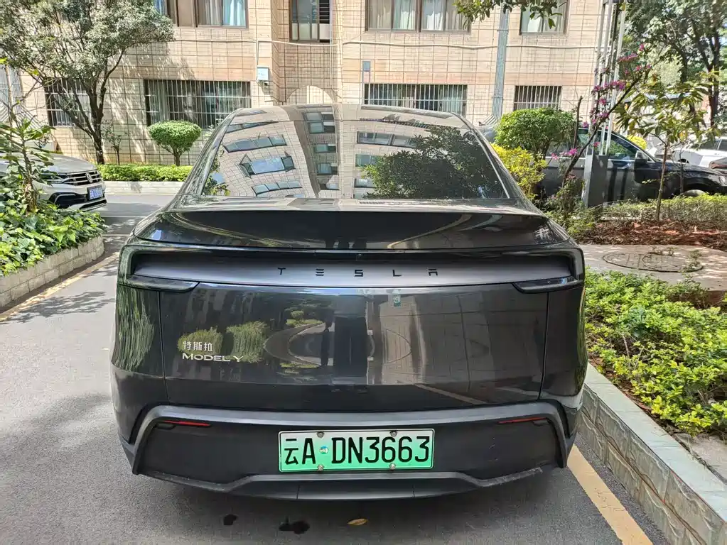 Tesla Model Y 2025